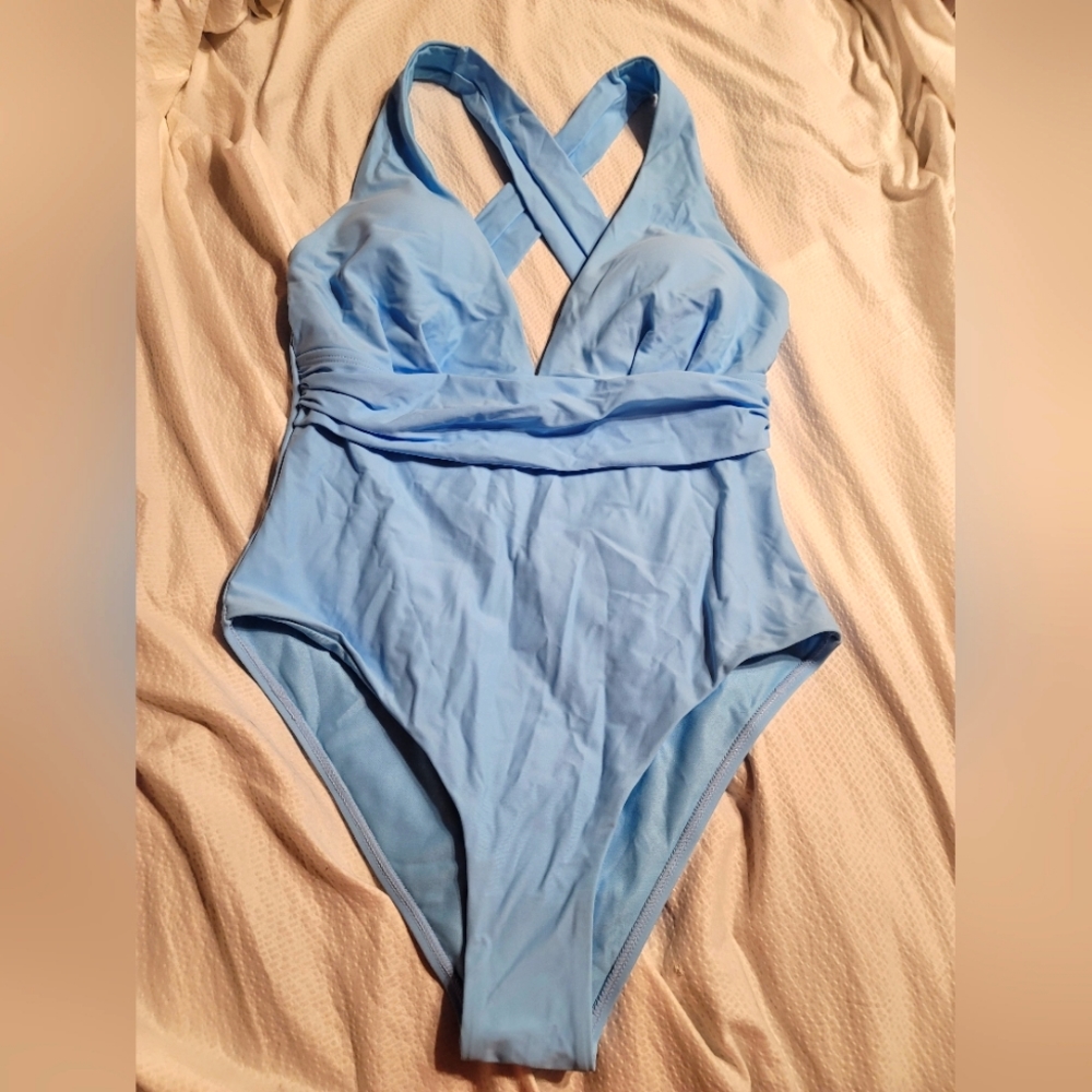NWOT WIDE STRAP COMFORT CRISS CROSS BACK  CLEAVAGE LOVING SWIM BATHING SUIT MED